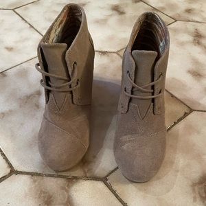 TOMS wedge shoe. Barely worn. Size 5